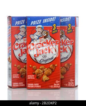 Irvine, CALIFORNIA - 23 MAGGIO 2019: Tre scatole di Cracker Jack. Il marchio registrato nel 1896, è uno snack costituito da melassa aromatizzato, caramella coate Foto Stock