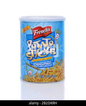 Irvine, CA - 14 maggio 2014: Una lattina di 5 once di bastoncini di patate Frenchs. Un'unità di Reckitt Benckiser, Frenchs produce Potato Sticks dal 1904. Foto Stock