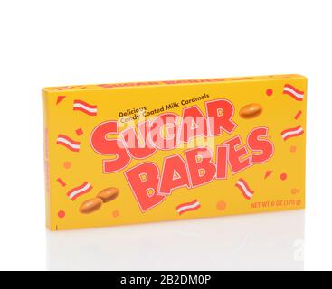 Irvine, CALIFORNIA - 12 DICEMBRE 2014: Una scatola di zucchero Babies Candy. Le caramelle di caramello del morso sviluppate in 1935 sono state denominate dopo la canzone ' Let M Foto Stock