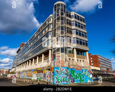 Casa sovrana in Norwich Anglia Square (architetti Alan Cooke Associates, 1966-68) - stile Brutalist edificio che ospitava HM Stationery Office Foto Stock