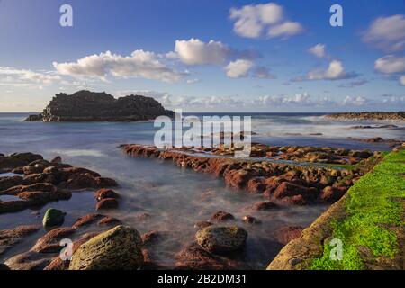 El Pris piscina muro con muschio verde, vicino all'oceano Atlantico con rocce vulcaniche, fotografia a lunga esposizione, Tacoronte, Tenerife, Isole Canarie, Spagna Foto Stock