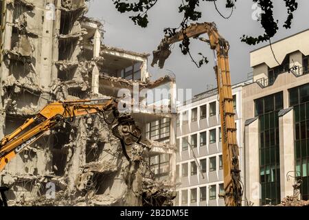 Belfast, Co Down/Irlanda del Nord - Agosto 8th 2015 due macchine polverizzatrici che demoliscono un edificio a Belfast. Sembrano mangiarli. Foto Stock