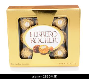 Irvine, CA - 12 DICEMBRE 2014: Una scatola di cioccolatini Ferrero Rocher. Dal 1982, la caramella consiste di una nocciola tostata intera in un guscio di wafer sottile f Foto Stock