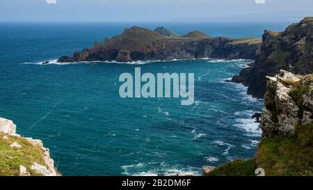 Una vista dal punto di Pentire al Rumps una peninsulare sulla costa nord della Cornovaglia vicino a Padstow. Si trova sulla strada costiera e vale la pena fare una lunga passeggiata. Foto Stock