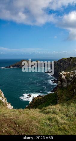 Una vista dal punto di Pentire al Rumps una peninsulare sulla costa nord della Cornovaglia vicino a Padstow. Si trova sulla strada costiera e vale la pena fare una lunga passeggiata. Foto Stock