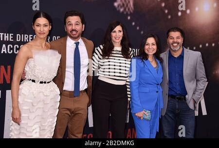 Los ANGELES, CA - 01 MARZO: (L-R) Janina Gavankar, al Madrigal, Michaela Watkins, Yeniffer Behrens e ospite partecipano alla prima di Warner Bros Pictures ' The Way Back' a Regal LA Live il 01 marzo 2020 a Los Angeles, California. Foto Stock