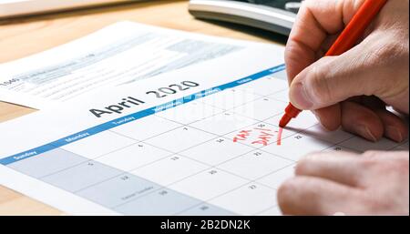 Data limite per la data di scadenza del giorno della tassa di scrittura del 15 aprile 2020 con modulo e calcolatore 1040. Foto Stock