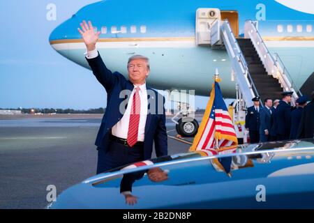 Il presidente degli Stati Uniti Donald Trump si lancia ai sostenitori mentre si imbarca per Air Force One all'aeroporto internazionale di Charleston il 28 febbraio 2020 a Charleston, S.C. Trump è arrivato a Charleston per tenere un raduno elettorale alla vigilia della primaria democratica dello stato. Foto Stock