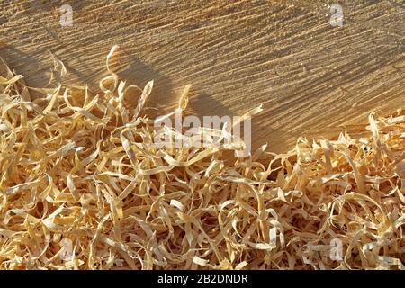 Vista ravvicinata di trucioli di legno e segatura. Foto Stock