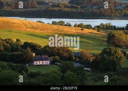 Agriturismo e campagna circostante sulle rive del Lough Gill, County Leitrim, Irlanda rurale Foto Stock