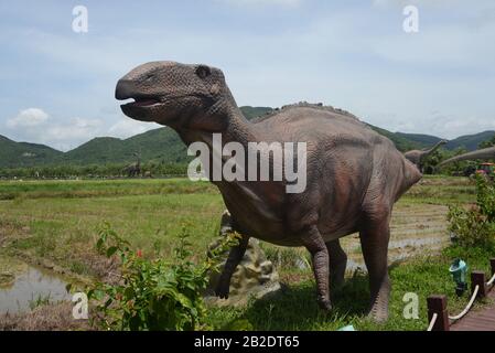 Sculture storiche di dinosauri all'aperto a Whale sull'isola di Hainan Foto Stock