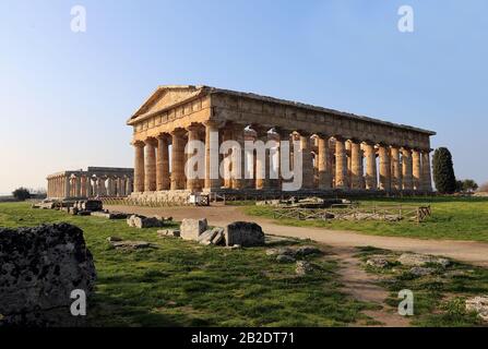 Tempio di Hera II, cosiddetto Tempio di Nettuno. Il più grande tempio di Paestum. (460-450 A.C.). Ordine Dorico, Paestum, Campania, Italia. Foto Stock