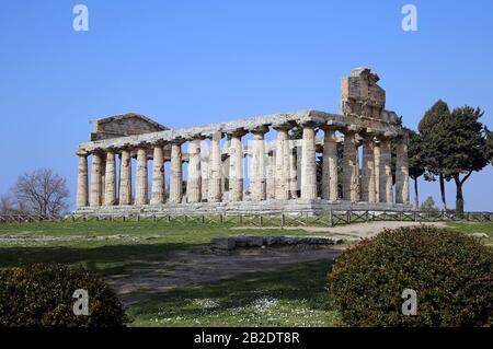 Il tempio di Atena (cosiddetto tempio di Cerere). C. 500 A.C. Ordine dorico. Sito archeologico di Paestum, Campania, Italia. Foto Stock