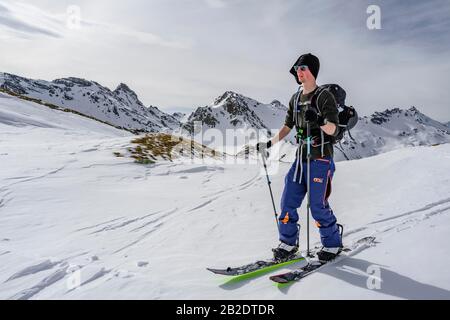 Scialpinismo nella neve, nella parte posteriore Tarn Valle teste, Wattentaler Lizum, Tux Alpi, Tirolo, Austria Foto Stock