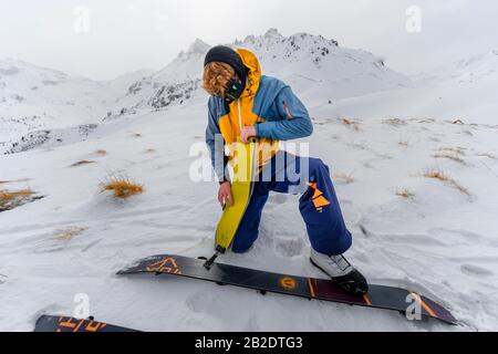 Scialpinismo nella neve in nebbia, quando si mettono le pelli da sci, nella gola posteriore punte, Wattentaler Lizum, Alpi Tuxer, Tirolo, Austria Foto Stock