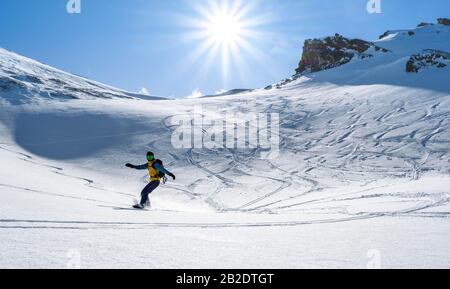 Snowboarder con gite in splitboard sulla neve, tour sciistico Geierspitze, Wattentaler Lizum, Alpi Tuxer, Tirolo, Austria Foto Stock