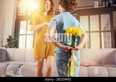 Mamma riceve il fiore come presente da suo figlio. Concetto del giorno della madre Foto Stock