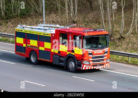 Targhe per Hereford & Worcester Fire and Rescue Service, veicolo di emergenza, pompiere di soccorso, sicurezza, motore, camion antincendio rosso, trasporto, equipaggiamento, trasporto, vigili del fuoco, pericolo, reparto, assistenza, camion antincendio, autostrada M6, Chorley, Regno Unito Foto Stock