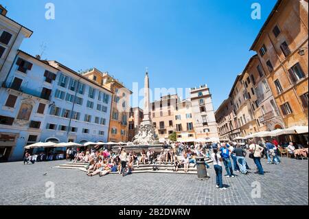 Roma - 10 MAGGIO 2012: I turisti si riuniscono intorno alla Fontana del Pantheon in Piazza della rotonda. Foto Stock