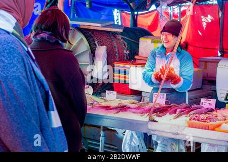 Barca da pesca vendita diretta di pesce, Fisherman's Wharf, Steveston Landing, Richmond, British Columbia, Canada Foto Stock