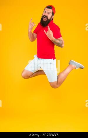 Concetto ispirato. Sempre in movimento. Uno stile di vita attivo. Felice ragazzo che salta. Uomo con bearded attivo in movimento sfondo giallo. Hippster attivo ed energetico. Carica di energia. Sano ragazzo sentirsi bene. Foto Stock