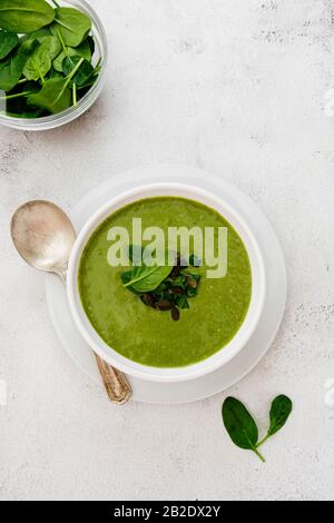 Zuppa di verdure cremosa su tavolo luminoso. Sano disintossicazione alimentare. Cibo vegetariano. Foto Stock