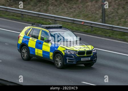 Servizi di emergenza per auto della polizia veicoli che percorrano l'autostrada M6 vicino a Preston in Lancashire, Regno Unito Foto Stock