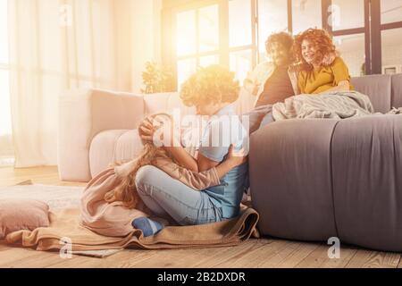 Felice famiglia giocare insieme a casa sul divano. Concetto di Unione, amore, affetto Foto Stock