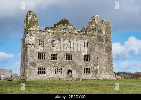 Contea Di Clare, Irlanda - 20 Febbraio 2020: Le Ruine Del Castello Di Leamaneh In Irlanda Occidentale Foto Stock