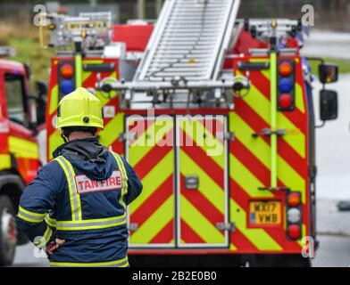 Nantgarw, NEI PRESSI DI CARDIFF, GALLES - FEBBRAIO 2020: Vigili del fuoco di fronte a una gara d'incendio chiamata ad un'emergenza a Nantgarw nei pressi di Cardiff Foto Stock