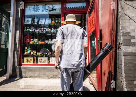 Pechino, СHINA - 01 GIUGNO 2019: Vecchio artista cinese di strada. Foto Stock
