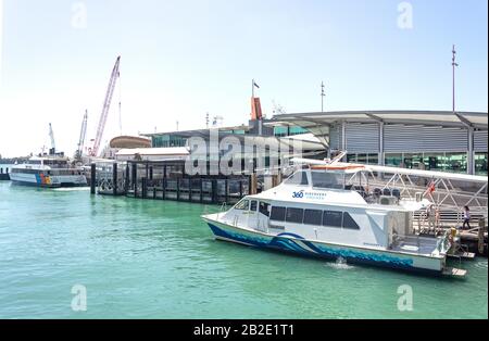 Crociera In Barca Con Partenza Dal Molo 2, Queens Wharf, Auckland Waterfront, City Centre, Auckland, Auckland Region, Nuova Zelanda Foto Stock