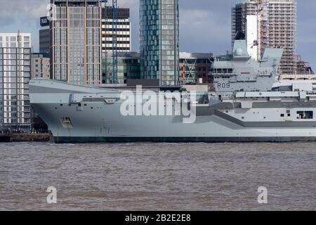 Liverpool, REGNO UNITO - 1st MARZO 2020: Vista laterale del HMS Prince of Wales che mostra la rampa e il ponte Foto Stock