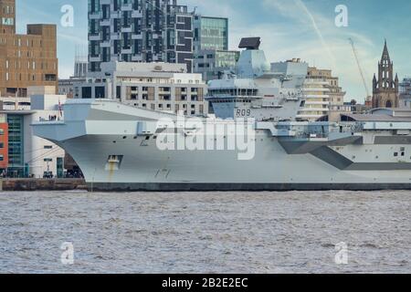 Liverpool, REGNO UNITO - 1st MARZO 2020: Vista frontale del HMS Prince of Wales che mostra la rampa e il ponte Foto Stock