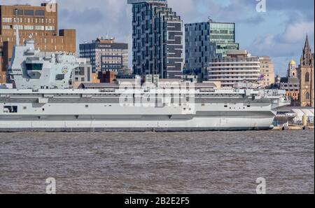 Liverpool, REGNO UNITO - 1st MARZO 2020: Due elicotteri sul ponte di volo del vettore aereo HMS Prince of Wales Foto Stock