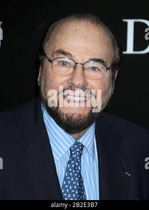 Manhattan, Stati Uniti D'America. 01st dic, 2010. New YORK, NY - 30 NOVEMBRE: James Lipton frequenta la prima 'Black Swan' di New York dopo una festa al St. Regis Hotel il 30 novembre 2010 a New York City People: James Lipton Credit: Storms Media Group/Alamy Live News Foto Stock