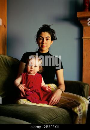 Ritratto di una donna adulta media e della sua figlia del bambino. Foto Stock