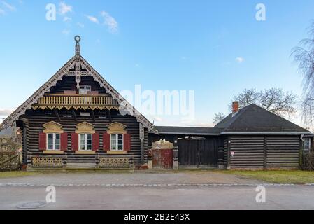 Vista frontale della tradizionale casa in legno russa nel quartiere russo, ex villaggio di colonie russe, a Potsdam, Germania. Foto Stock