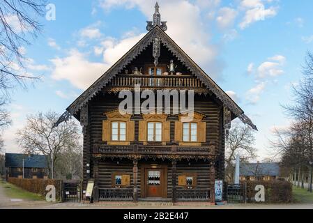 Vista frontale della tradizionale casa in legno russa nel quartiere russo, ex villaggio di colonie russe, a Potsdam, Germania. Foto Stock
