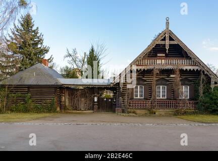 Vista frontale della tradizionale casa in legno russa nel quartiere russo, ex villaggio di colonie russe, a Potsdam, Germania. Foto Stock
