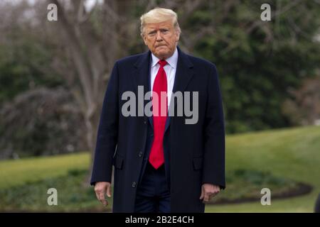 Washington, Stati Uniti. 02nd Mar, 2020. Il presidente Donald Trump esce dalla Casa Bianca a Washington, DC lunedì 2 marzo 2020. Il Presidente Donald Trump Si Dirige Verso La Carolina Del Nord Per Rendere Il Grande Rally D'America. Foto di Tasos Katopodis/UPI Credit: UPI/Alamy Live News Foto Stock