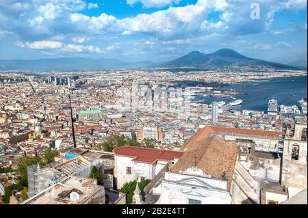 Vista panoramica di Napoli e del Vesuvio da Castel Sant'Elmo sopra la Certosa di San Martino Foto Stock