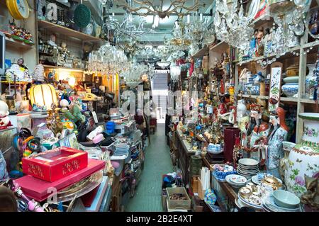 Negozio di articoli spazzatura all'Upper Lascar Row mercato antico, Sheung Wan, Hong Kong Foto Stock