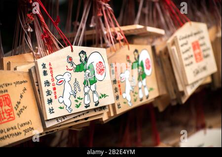 Targa giapponese in legno "ema" appesa a un santuario shinto a Kyoto, Giappone Foto Stock