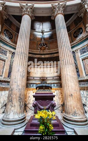 Tomba di Umberto i (1844-1900), ex re d'Italia, all'interno del Pantheon, Roma, Italia Foto Stock