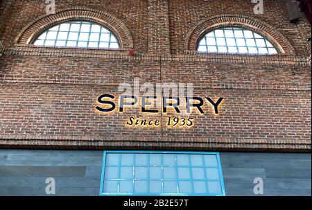 Orlando, FL/USA-2/13/20: Un negozio di scarpe Sperry in un centro commerciale al coperto. Sperry Top-Sider è l'originale marchio americano di scarpe da barca progettato nel 1935 da Paul Foto Stock