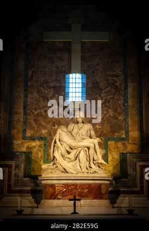 Pietà di Michelangelo nella Basilica di San Pietro, Città del Vaticano, Roma Foto Stock