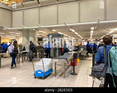 Orlando, FL/USA-2/27/20: Persone che attraversano l'aeroporto internazionale di Orlando, sicurezza MCO TSA, in una giornata intensa. Foto Stock