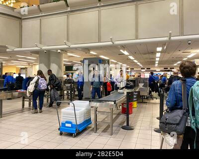 Orlando, FL/USA-2/27/20: Persone che attraversano l'aeroporto internazionale di Orlando, sicurezza MCO TSA, in una giornata intensa. Foto Stock
