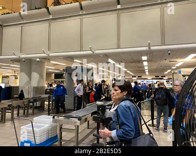 Orlando, FL/USA-2/27/20: Persone che attraversano l'aeroporto internazionale di Orlando, sicurezza MCO TSA, in una giornata intensa. Foto Stock